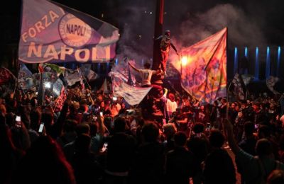 Έκαναν τη νύχτα... μέρα οι Ναπολιτάνοι (vids)