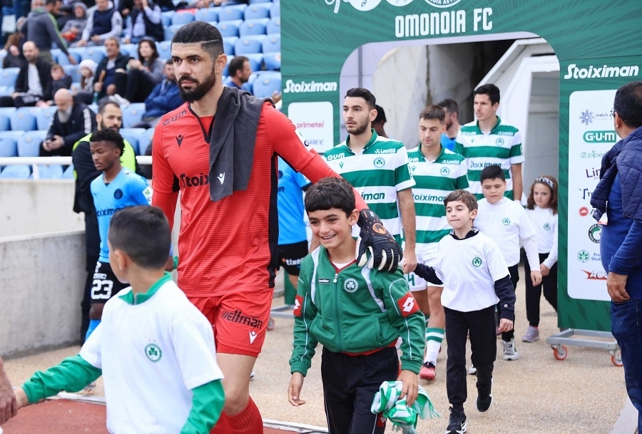 Στιγμιότυπο από την είσοδο των δύο ομάδων στον αγωνιστικό χώρο 