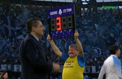 Πανηγύρισε το πρωτάθλημα με τον πίνακα του 4ου διαιτητή!