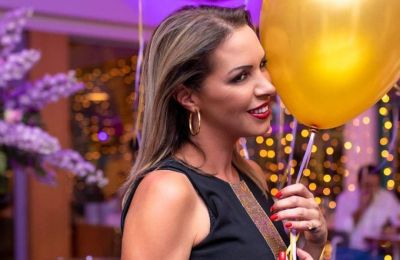 Με ένα «καυτό» φιλί στο στόμα λέει τα «Χρόνια Πολλά» στον Μπεζούς