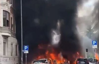 Οι αστυνομικοί που έφτασαν στην περιοχή, διέκοψαν την κυκλοφορία και απέκλεισαν την πρόσβαση