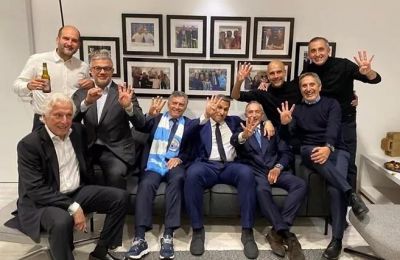 Γκουαρντιόλα: Πόζαρε δείχνοντας τέσσερα δάχτυλα!
