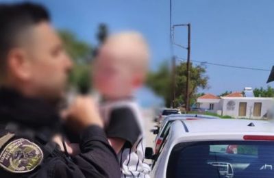 H συγκινητική φωτογραφία με Αστυνομικό να κρατά στην αγκαλιά του μωρό