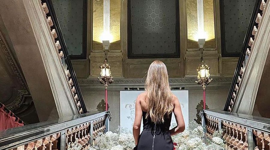 Chic & sexy η Ελίνα Θεοδότου στον γάμο του αδερφού της