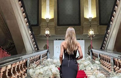 Chic & sexy η Ελίνα Θεοδότου στον γάμο του αδερφού της