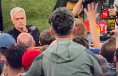 Ο Μουρίνιο... πέταξε το μετάλλιό του σε φιλάθλους! (vid)