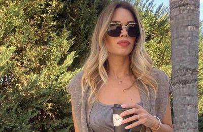 Με σέξι διάθεση στην πισίνα του σπιτιού της η Εβελίνα Κυράστα