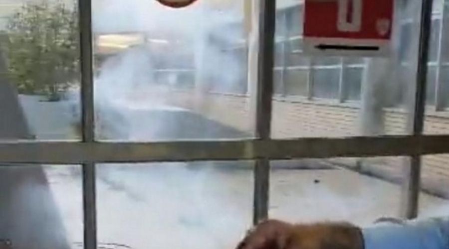Επίθεση με κροτίδες και πέτρες στην αποστολή του Παναθηναϊκού στο ΣΕΦ (vid)