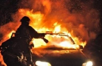 Τυλίχθηκε στις φλόγες αυτοκίνητο 22χρονης