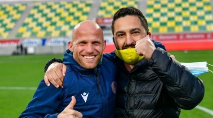 Στα δεξιά ο Γενικός Διευθυντής και στα αριστερά ο Διευθυντής Ποδοσφαίρου των «γαλαζοκιτρίνων» 