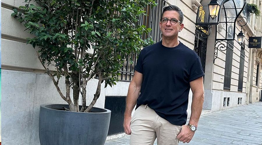 Ο Χριστόφορος Τορναρίτης μαζί με την κούκλα κόρη του εντυπωσιάζουν