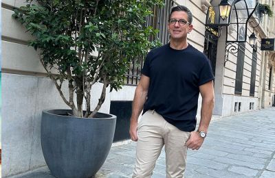 Ο Χριστόφορος Τορναρίτης μαζί με την κούκλα κόρη του εντυπωσιάζουν