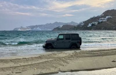 Τουρίστες στη Μύκονο θέλησαν να δοκιμάσουν τις δυνατότητες του αξίας 80.000 ευρώ οχήματός τους