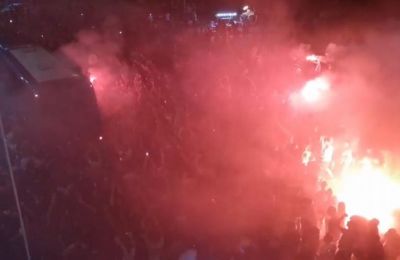 Θριαμβευτική υποδοχή για τον Ολυμπιακό στο ΣΕΦ (vids)