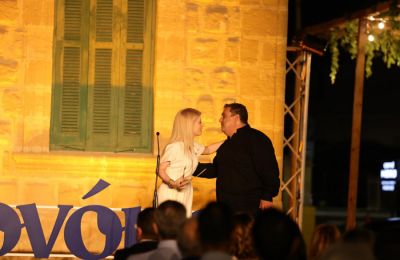 To τιμητικό βραβείο απένειμε στον καταξιωμένο Κύπριος σεφ, Χριστόφορο Πέσκια, η Αννίτα Δημητρίου