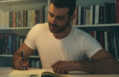 Λευτέρης Ζαμπετάκης: Κέρδισε το βραβείο κοινού για την πρώτη του ποιητική συλλογή