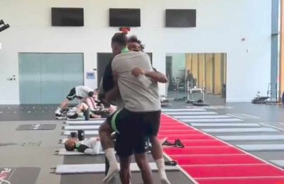 Τσιμίκας και Σαλάχ ξανάσμιξαν με αγκαλιά και… «ε μαλ@@@»! (vid)