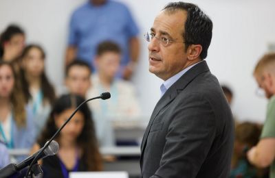 «Περνούν ζωή χαρισάμενη στον λόφο του Προεδρικού και δεν έχουν ιδέα τι αντιμετωπίζουν οι εργαζόμενοι της Κύπρου», σημείωσε ο Γιώργος Κουκουμάς του ΑΚΕΛ