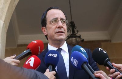 «Περνούν ζωή χαρισάμενη στον λόφο του Προεδρικού και δεν έχουν ιδέα τι αντιμετωπίζουν οι εργαζόμενοι της Κύπρου», σημείωσε ο Γιώργος Κουκουμάς του ΑΚΕΛ