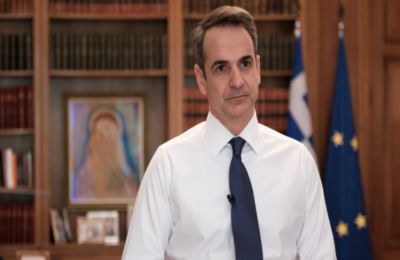 Ο εγγονός παίζει το πιάνο με μεγάλη συγκέντρωση, ενώ ο Ντόναλντ Τραμπ παρακολουθεί 