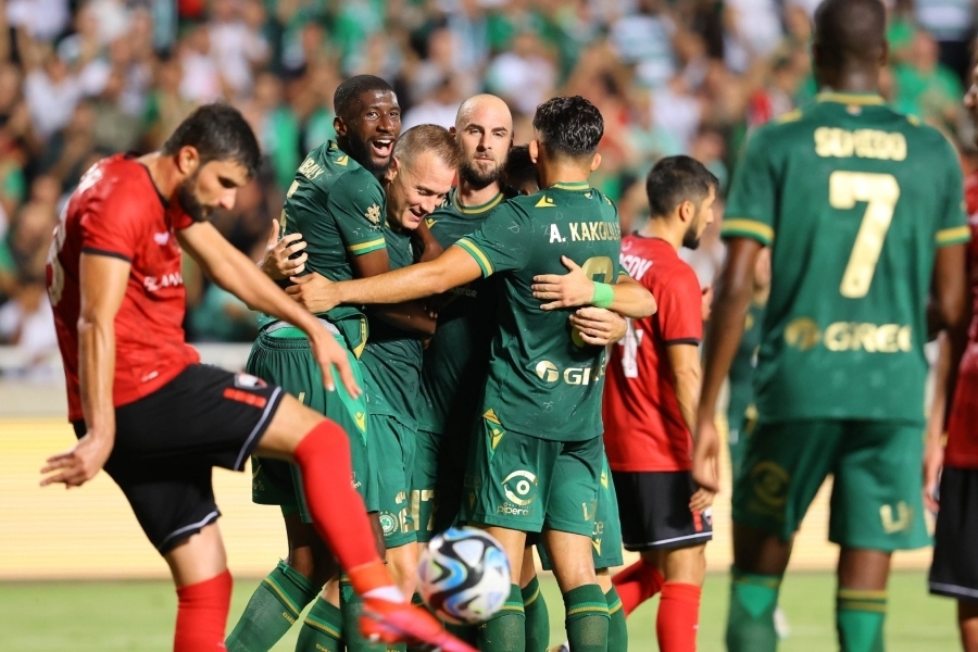 Οι πανηγυρισμοί στο γκολ του Λανγκ για το 3-0
