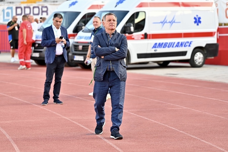  Στον αγωνιστικό χώρο του «Karadorde» βρέθηκε και ο διοικητικός ηγέτης του ΑΠΟΕΛ, Πρόδρομος Πετρίδης, λίγα λεπτά πριν τη σέντρα 