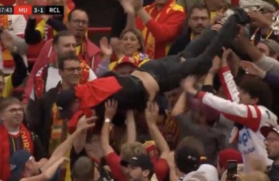 Έκανε... crowd surfing στο «Ολντ Τράφορντ»! (vid)