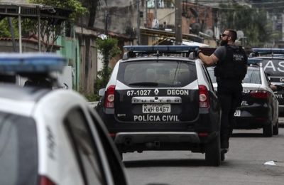 Ο εγγονός παίζει το πιάνο με μεγάλη συγκέντρωση, ενώ ο Ντόναλντ Τραμπ παρακολουθεί 