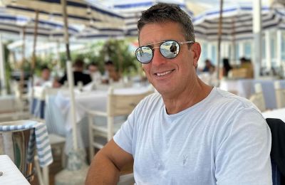 Ο Αλέξανδρος Μαρτίδης μίλησε με δάκρυα στα μάτια για τη συγκινητική αντίδραση της κόρης του, ενώ δεν δίστασε να αποκαλύψει εξελίξεις από τη «Γη της Ελιάς»