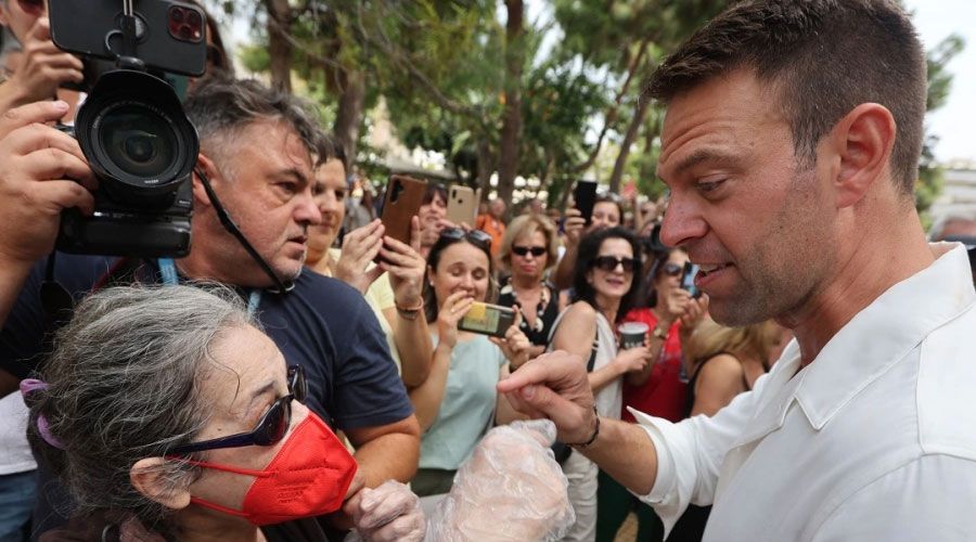 «Όλοι ήρεμα» παρενέβη ο Στέφανος Κασσελάκης όταν παριστάμενοι αντέδρασαν στην επίθεση της Ελένης Λουκά