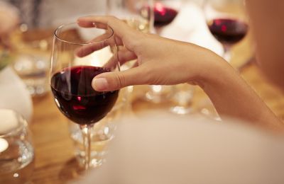 Ο εγγονός παίζει το πιάνο με μεγάλη συγκέντρωση, ενώ ο Ντόναλντ Τραμπ παρακολουθεί 
