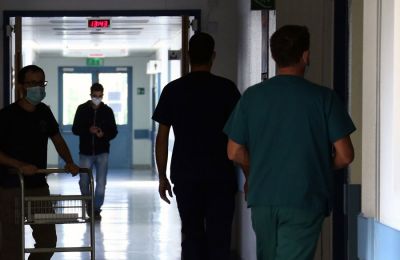 Στηρίζουν την οικογένεια του 17χρονου που ξεψύχησε σε αυλή σχολείου