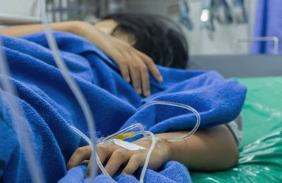 Οι διασώστες είδαν τη 16χρονη να κάθεται στον καναπέ σε μισολιπόθυμη κατάσταση