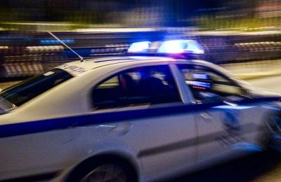 Ο εγγονός παίζει το πιάνο με μεγάλη συγκέντρωση, ενώ ο Ντόναλντ Τραμπ παρακολουθεί 
