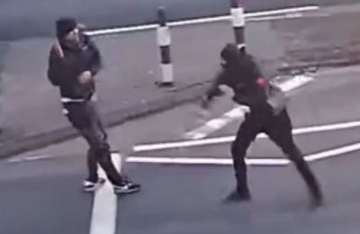Ο γιος του, που είχε στοχοποιηθεί από τη συμμορία, ξέφυγε με τη βοήθειά του / ΠΡΟΣΟΧΗ ΣΚΛΗΡΕΣ ΕΙΚΟΝΕΣ 