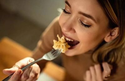 Οι επιστήμονες ανακάλυψαν ότι οι άνθρωποι γερνούν αισθητά σε 2 φάσεις
