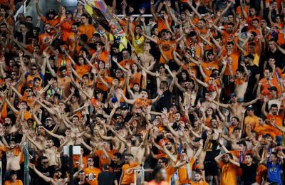 Ελ Αραμπί: Κάποιοι με ραβδιά, άλλοι με... πιστόλια