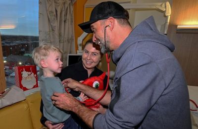 Ο Κλοπ και η Λίβερπουλ χάρισαν χαμόγελα στο νοσοκομείο παίδων (vid)