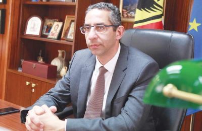«Περνούν ζωή χαρισάμενη στον λόφο του Προεδρικού και δεν έχουν ιδέα τι αντιμετωπίζουν οι εργαζόμενοι της Κύπρου», σημείωσε ο Γιώργος Κουκουμάς του ΑΚΕΛ