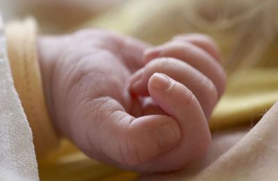 Στηρίζουν την οικογένεια του 17χρονου που ξεψύχησε σε αυλή σχολείου