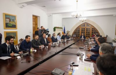 Το καταστατικό της ΕΔΕΚ, σε περίπτωση παραίτησης του Προέδρου του κόμματος, προβλέπει προκήρυξη από την Κεντρική Επιτροπή, εντός 40 ημερών, εκλογών για την ανάδειξη νέου Προέδρου