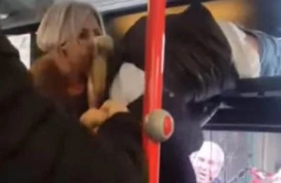 Μόλις το 22% δηλώνει ότι συμφωνεί εντελώς με τον τρόπο διακυβέρνησής του, ενώ διπλάσιοι Αμερικανοί (45%) εκφράζουν αποδοκιμασία