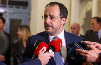 «Περνούν ζωή χαρισάμενη στον λόφο του Προεδρικού και δεν έχουν ιδέα τι αντιμετωπίζουν οι εργαζόμενοι της Κύπρου», σημείωσε ο Γιώργος Κουκουμάς του ΑΚΕΛ