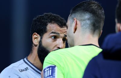 Ελ Αραμπί: Κάποιοι με ραβδιά, άλλοι με... πιστόλια
