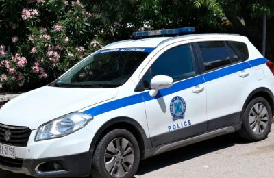Ο εγγονός παίζει το πιάνο με μεγάλη συγκέντρωση, ενώ ο Ντόναλντ Τραμπ παρακολουθεί 