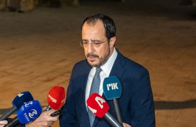 «Περνούν ζωή χαρισάμενη στον λόφο του Προεδρικού και δεν έχουν ιδέα τι αντιμετωπίζουν οι εργαζόμενοι της Κύπρου», σημείωσε ο Γιώργος Κουκουμάς του ΑΚΕΛ