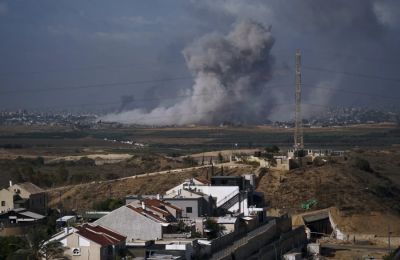 Ο εγγονός παίζει το πιάνο με μεγάλη συγκέντρωση, ενώ ο Ντόναλντ Τραμπ παρακολουθεί 