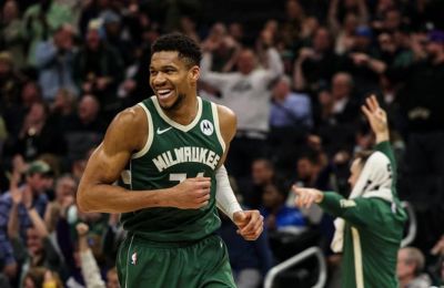 Mε triple-double Γιάννη στη «νέα εποχή» οι Μπακς