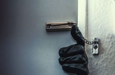 Στηρίζουν την οικογένεια του 17χρονου που ξεψύχησε σε αυλή σχολείου