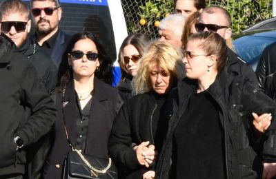 Θρήνος στην κηδεία του Μπάμπη: «Καρδιά μου, πού είσαι;»